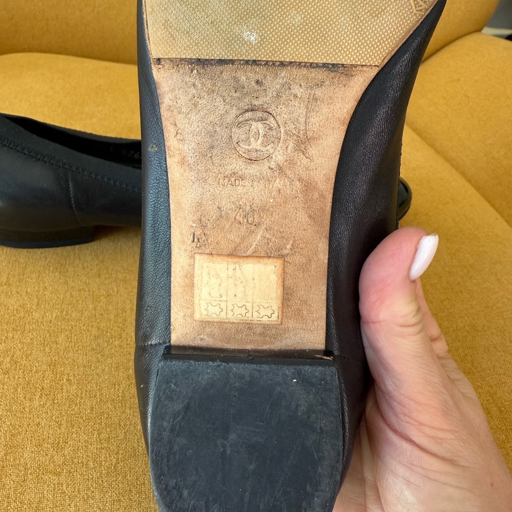 Chanel Black Loafers with Elegant Bow Detail - Picture 6 of 7
